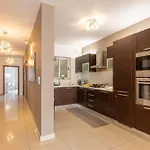 Modern And Comfortable Savoy Garden - Happy Apartment *