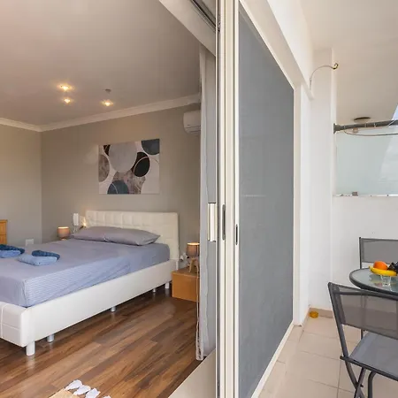 Modern And Comfortable Savoy Garden - Happy Apartment *