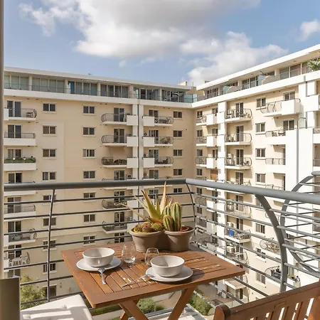 Daire Modern And Comfortable Savoy Garden - Happy